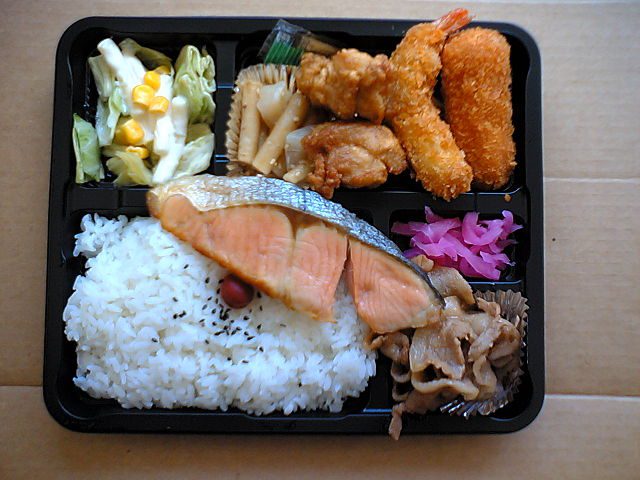 "Bento de luxe" by Abendstrom via Wikimedia Commons